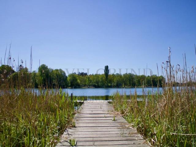 Attraktives Haus am See mit großem Gartengrundstück