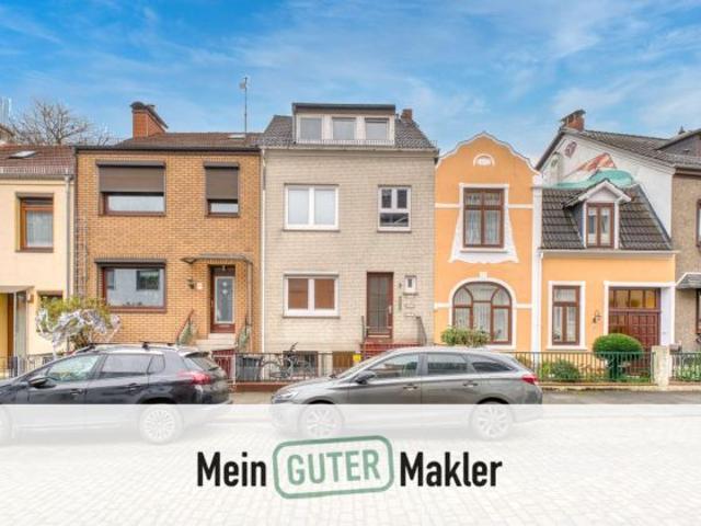 Attraktives Mehrfamilienhaus mit 3 gut vermietbaren Wohnungen und kleinem Garten – Top Investition!