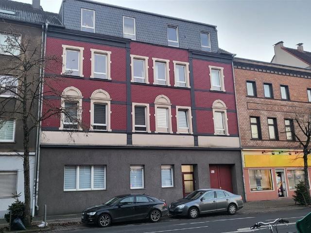 Attraktives Mehrfamilienhaus – 8 Wohneinheiten, Lagerhalle und Garagen *Ideal für Investoren