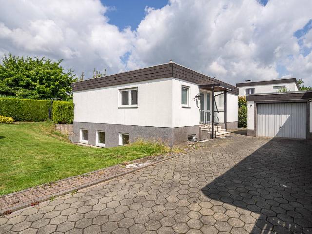 Attraktiver Bungalow in begehrter Lage auf Bergheim Wohnen auf einer Ebene plus Apartment im UG