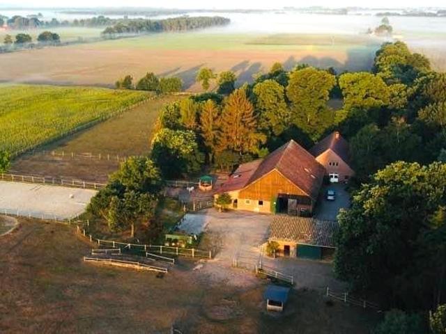 Attraktiver, sanierter Pferdehof in Alleinlage in Niedersachsen