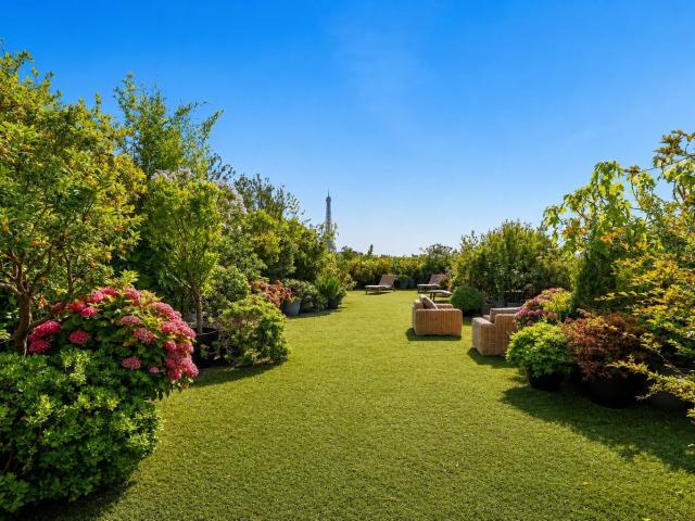 Au 10e et dernier étage d'un immeuble sécurisé, ce penthouse. 170m² Paris 16ème