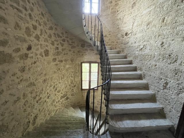 Au 1er étage d'une maison de village en pierre.