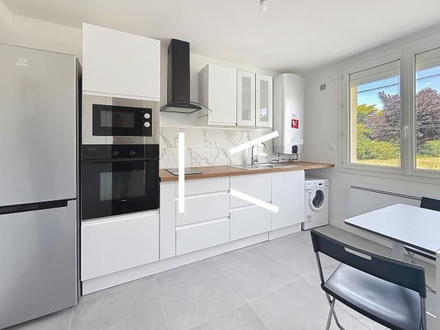 AU THILLAY F1 MEUBLÉ PLACE DE PARKING 915€/mois CC