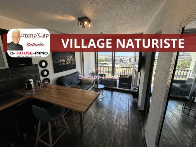 AU VILLAGE NATURISTE IMMO'CAP AU CAP D'AGDE GRAND APPARTEMENT CLIMATISE DE 40 M2 LOGGIA INCLUSE DE 9 M2 AVEC VUE MER CHAMBRE SEPAREE PARKING INCLUS HELIOPOLIS FGH 3è ETAGE SUR 4