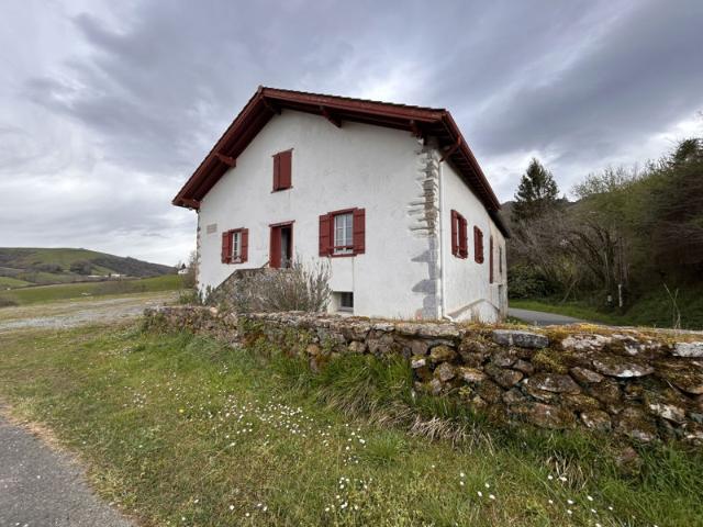 Au village d'Ainhoa, spacieuse maison basque à vendre