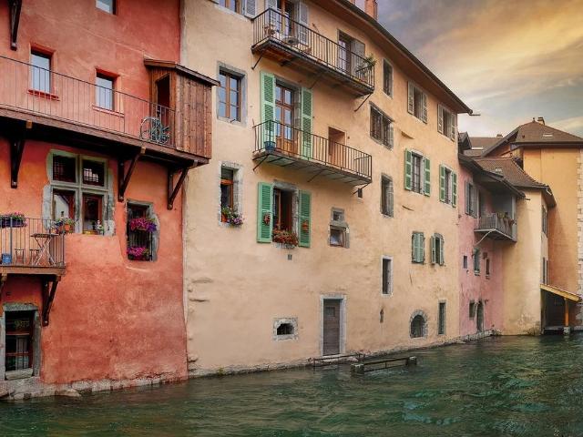 Au bord du la rivière en vieille ville de Annecy