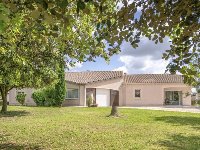 Majestueuse villa de plus de 200 m2 avec piscine et accès direct au Lot À 2 min de Villeneuve sur Lot