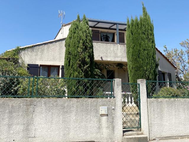 Au bord de l'étang. Maison 5 pièces avec piscine et garage