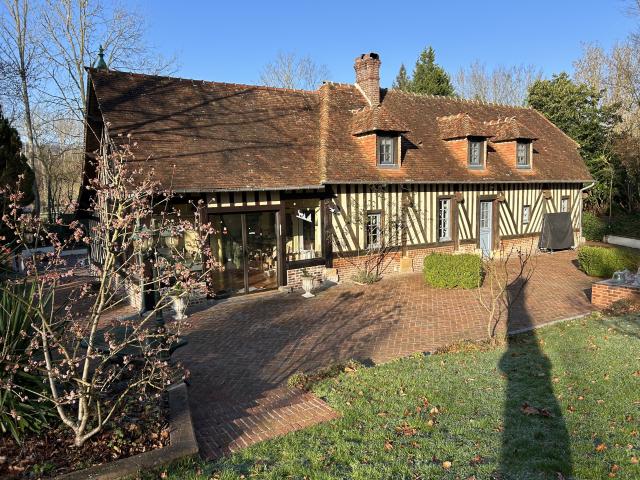 Au cœur du bocage normand, blottie au bout d’un chemin calme et préservé, la Villa Blanche est une ancienne