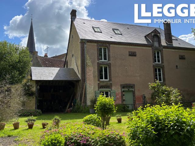 Au cœur du Perche, une majestueuse bâtisse à l'entrée d'un joli village