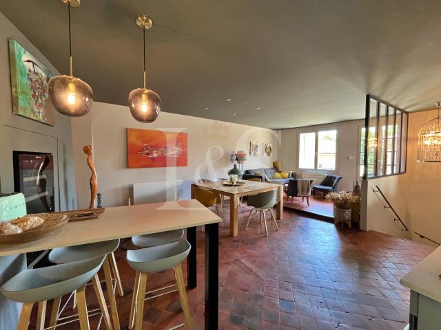 Au cœur du prestigieux village de Gigondas, charmante maison de village entièrement restaurée avec goût