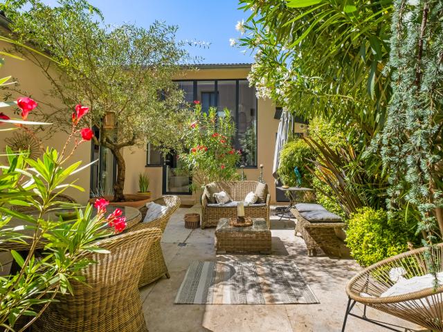 AU CŒUR DU VILLAGE D' ECULLY, LOFT D'EXCEPTION AVEC PATIO.