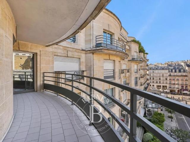 Au cœur du Village de Passy Appartement traversant de 90 m² avec balcon