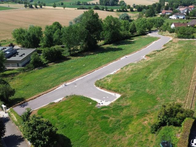 Au cœur du village de Pelousey, découvrez ce terrain de 721 m², niché dans un écrin de verdure