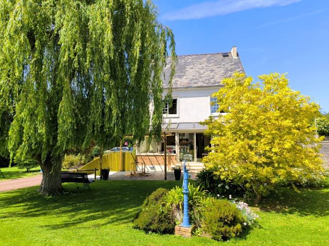 Au cœur du village de TREVIERES commerces et écoles à proximité immédiate !