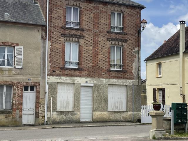 Au cœur d'un bourg dynamique, cette maison de 124m2 habitables vous offre toutes les commodités à portée de ma