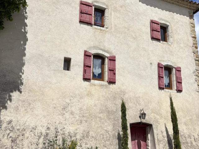 Au cœur d’un village provençal – Authentique maison en pierre av