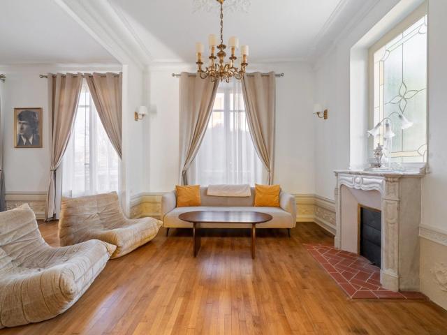 Au cœur d’une magnifique parcelle arborée de plus de 1000 m2. 360m² Saint Maur des Fossés
