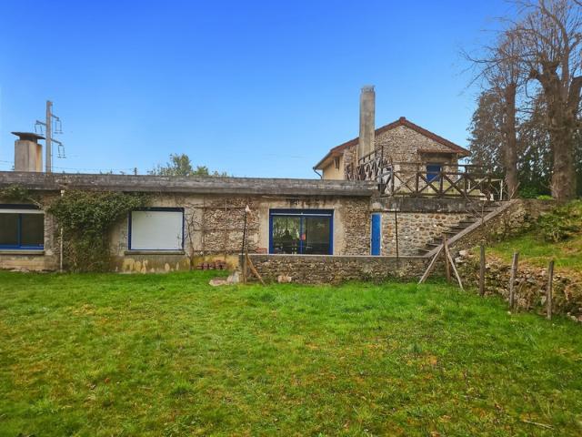 Au cœur de la nature, propriété d’exception de 18 000 M2 avec étang privé, 2 granges maison chaleureuse de 133 m², 3 chambres, cheminée et poêle: un havre de paix à LA FERTE SOUS JOUARRE 77