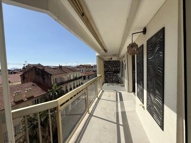 Au cœur de la Banane, 2 pièces rénové avec grande terrasse e. 44m² Cannes