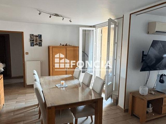 Au cœur de la Blancarde, découvrez un spacieux T4 de 93 m² avec balcons et caves, idéal pour une vie de quartier tout à pied