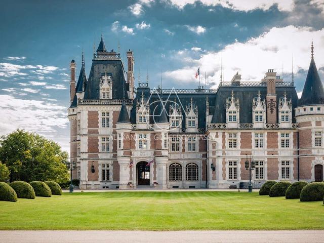 Au cœur de la Sologne, Un château d'inspiration néogothique et Renaissance, de 3000 m2 sur un 53ha