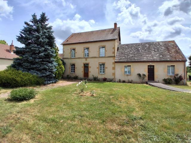 Au cur de la vallée de la Besbre, à 10 mn du parc dattract. 260m² Dompierre sur Besbre