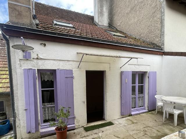 Au cœur de Léré, une maison d'habitation d'environ