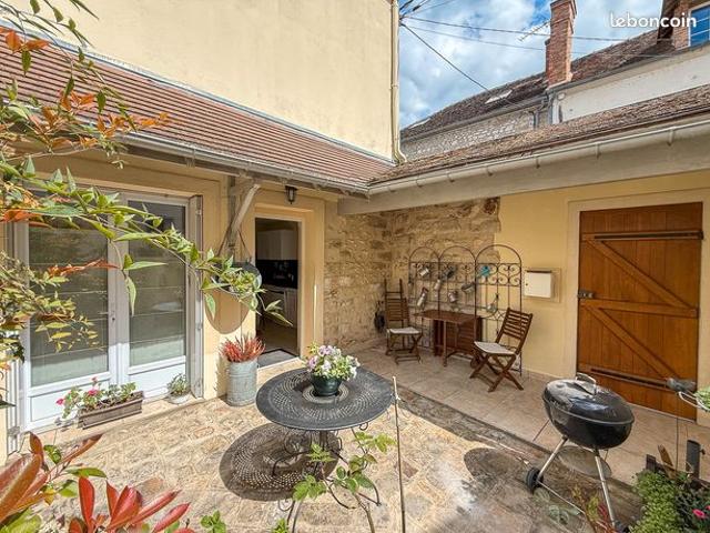 Au cœur des remparts de Moret sur Loing, logement de 105 m2 avec cours privative