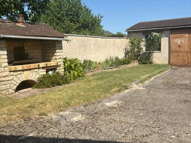 Au calme, une maison familiale aux beaux volumes sur 1 310 m² de terrain