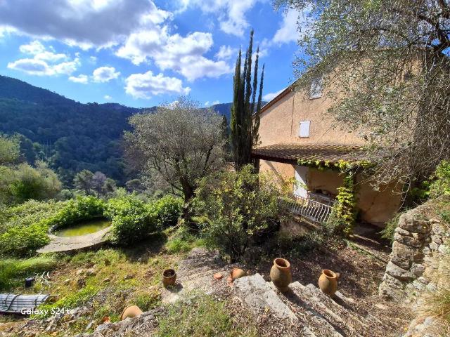 Au calme, une villa mitoyenne à rénover sur un terrain de 31. 117m² Saint Blaise