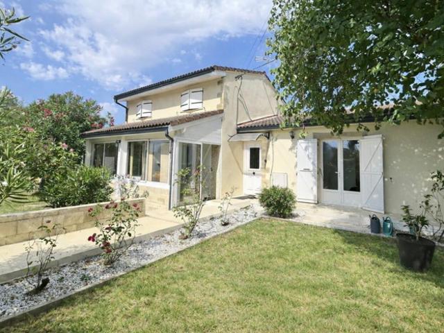 Au calme à Saint André de Cubzac dans un quartier résidentiel, Découvrez cette Maison d'habitation d'environ de 115 m2 sur un terrain d'environ 1001 m2 Piscinable Jardin arboré Cabanon