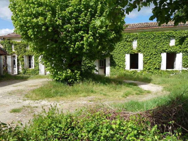 Au calme dans un hameau maison en pierre avec dépendances à. 130m² Cartelègue