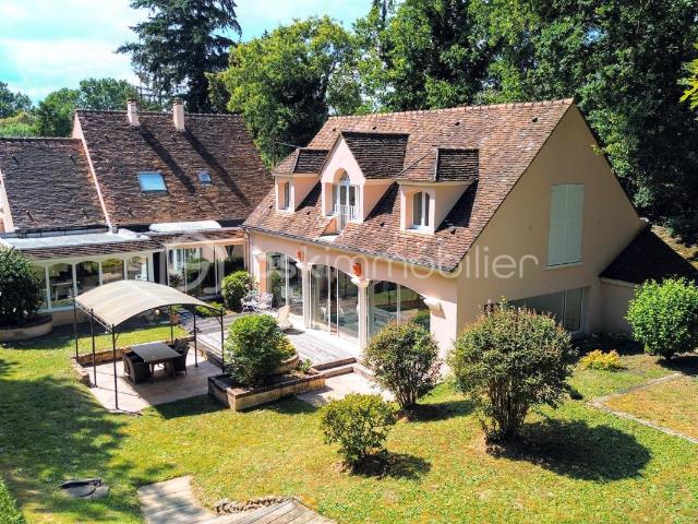 Au calme, grande maison familiale 6 ch av jardin clos arboré, terrasse et piscine couverte