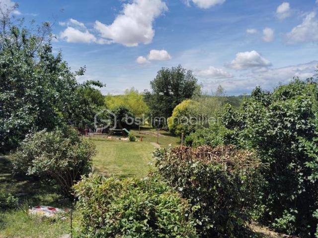 Au calme, maison de 105 m2 habitables SANS TRAVAUX avec garage et sous sol sur 3131 m2 de terrain dont une partie constructible