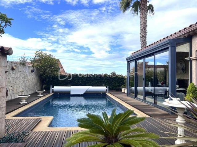 Au calme sans vis à vis, villa F5 4 chambres de 127m2 sur 440 m2 de terrain Piscine Garage
