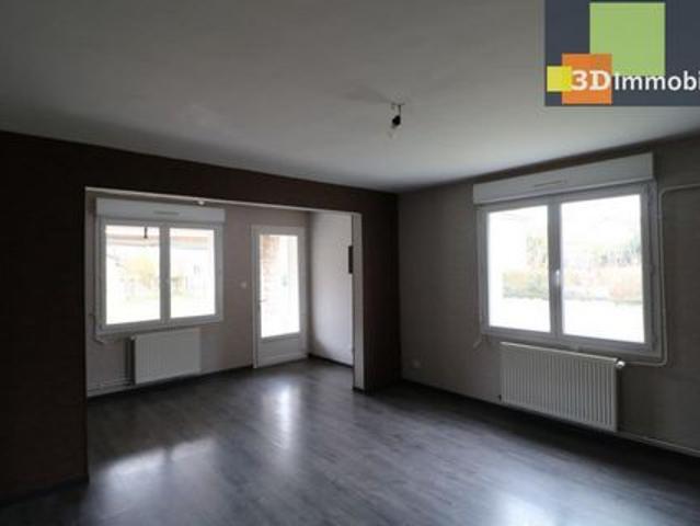 Au centre de Chaussin à vendre agréable maison en bon état de 5 pièces, avec plusieurs dépendances
