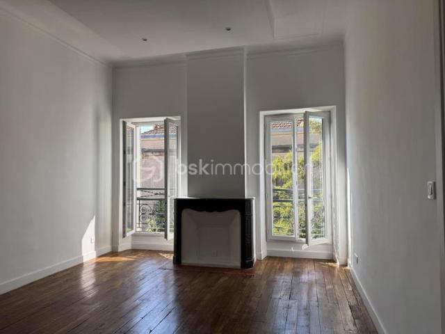 Au centre de HYERES 83400, DANS LE CARRÉ D'OR, HYPER CENTRE, APPARTEMENT DE 58,05 M2 ENTIÈREMENT RÉNOVÉ