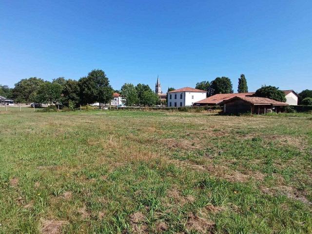 Au centre de Laluque, terrain de 2400 m2 constructibles