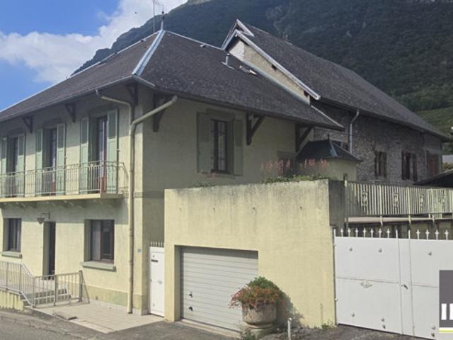 Au centre du village, grande maison ancienne avec terrain et ann