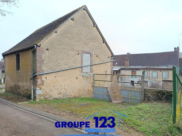 Au coeur village, bien à rénover avec jardin et grange indépendante
