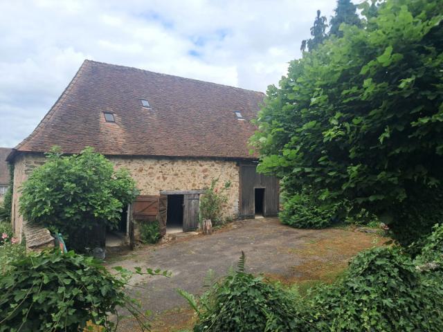 Au coeur de de la campagne de Montgibaud, GRANGE de 240 M2 à