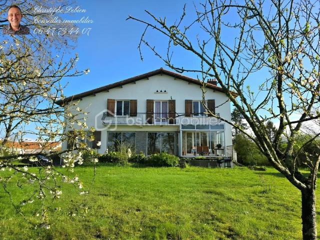 AU COEUR DE LA VILLE D'AIZENAY / MAISON DE 241 M² HABITABLES / 6