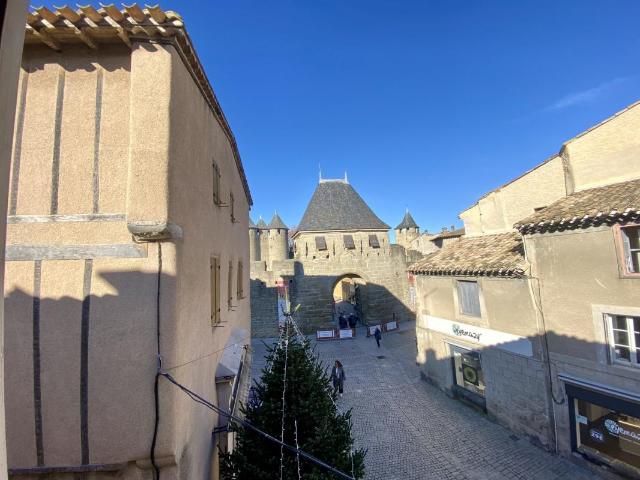Au coeur de la Cité médiavale: maison sur deux niveaux