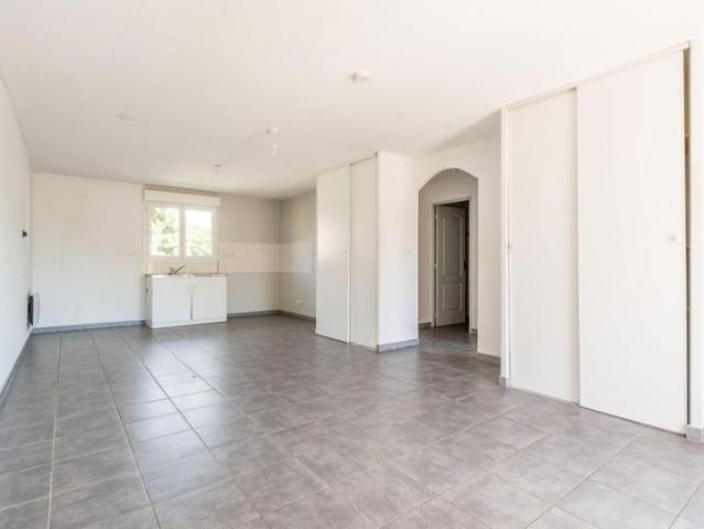 Au coeur de morestel, appartement t3 de 61,24 m² au 1er ét. D'une petite résidence de 2008 avec parking
