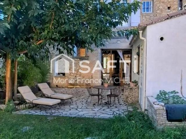 Au coeur de Pernes les Fontaines, charmante maison de village pleine d'authenticité. D'environ 170 m², elle offre 6 pièces dont 4 chambres, sur un terrain de 290 m². Un bien de caractère, idéal pour profiter de la douceur de vivre provençale