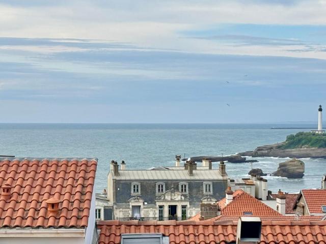 AU COEUR DES HALLES, DERNIER ETAGE VUE MER. STUDIO COUP DE COEUR