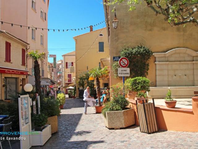 Au coeur des rues piétonnes du Lavandou Charme et rentabilité ! Grand balcon avec aperçu mer