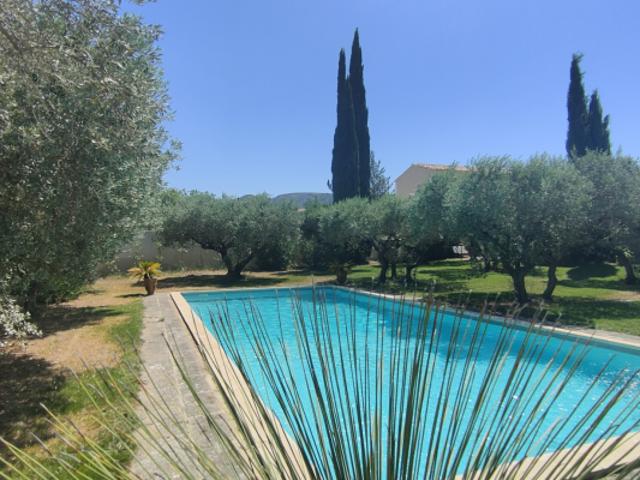 Au coeur d'Eygalières, superbe propriété en pierre avec dépen